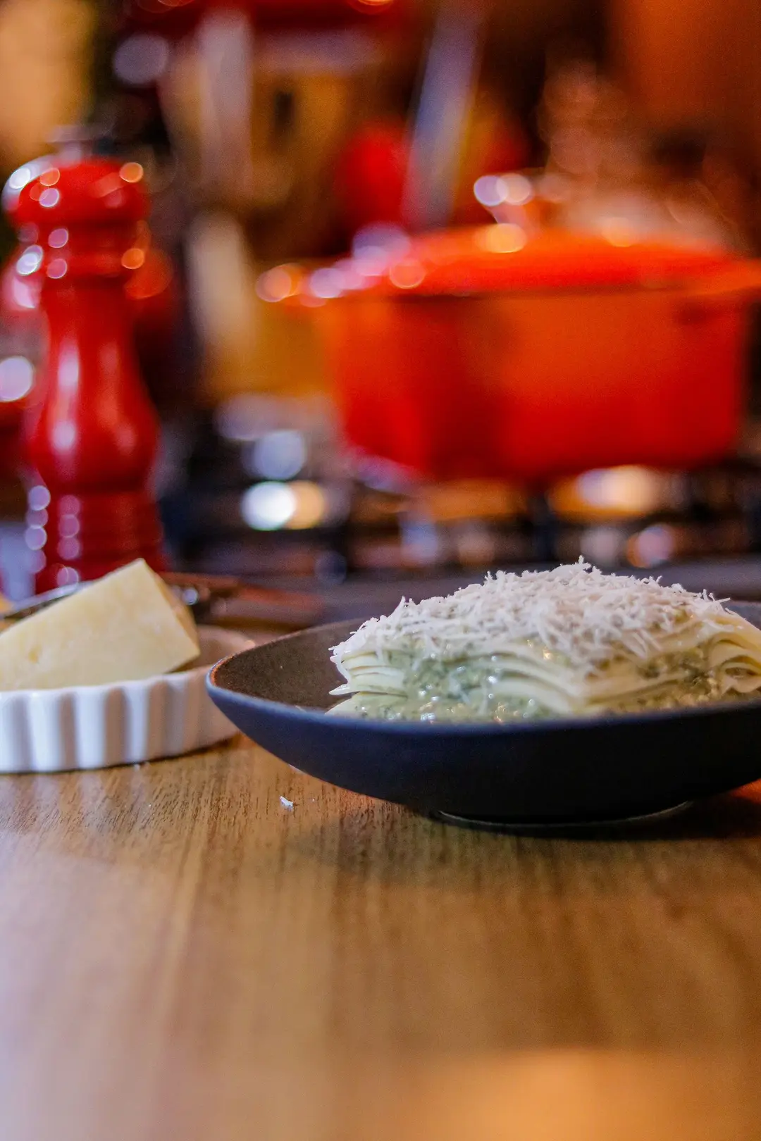Lasanha quatro queijos servida na cozinha