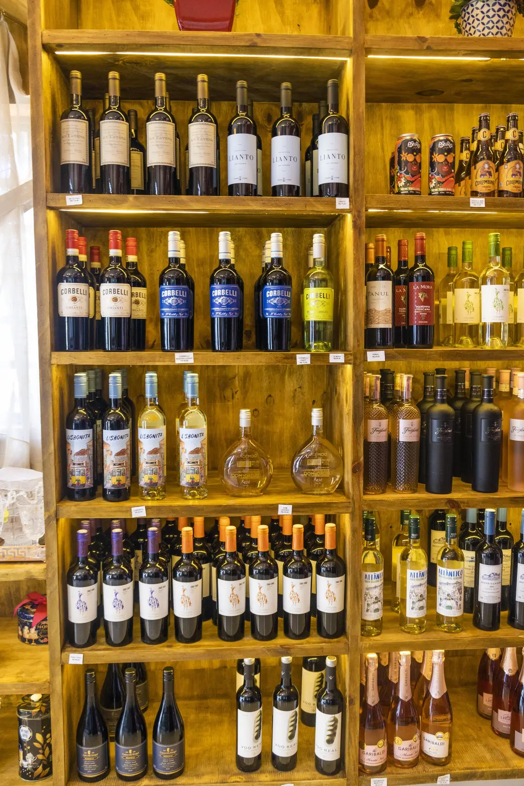 Adega com vinhos italianos e nacionais