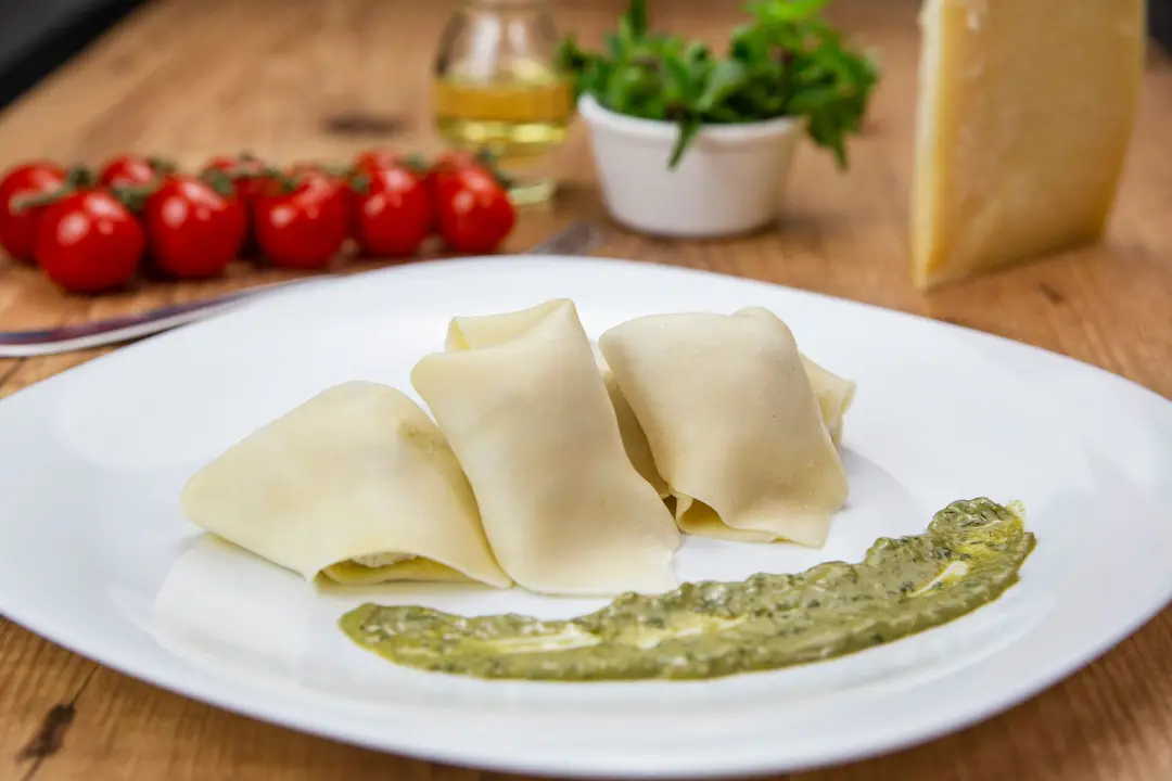 Agnolotti — Ricota de búfala, nozes, uvas-passas e requeijão cremoso.