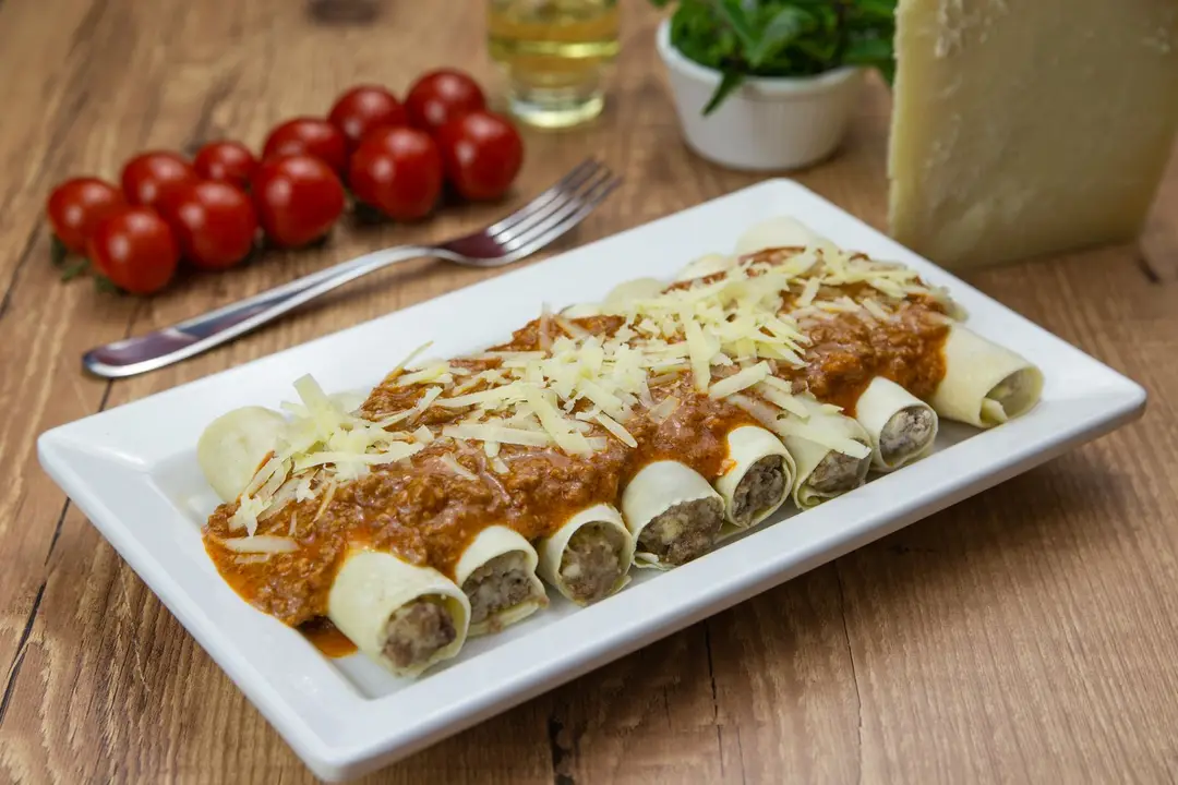 Cannelloni di Carne — Carne moída, muçarela e requeijão.