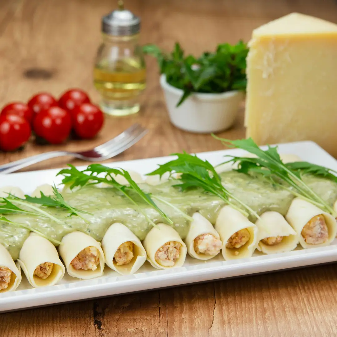 Cannelloni al Pollo — Frango desfiado, muçarela e cheddar.