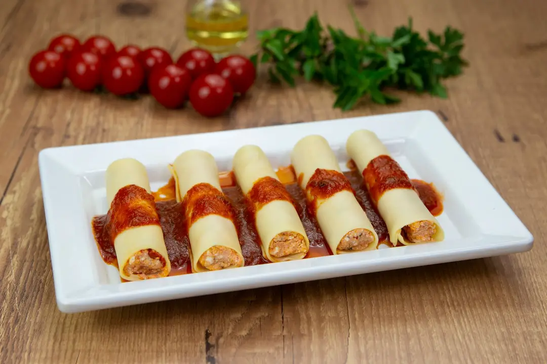 Cannelloni alla Salsiccia Piccante — Calabresa moída, pimenta calabresa, muçarela e requeijão.