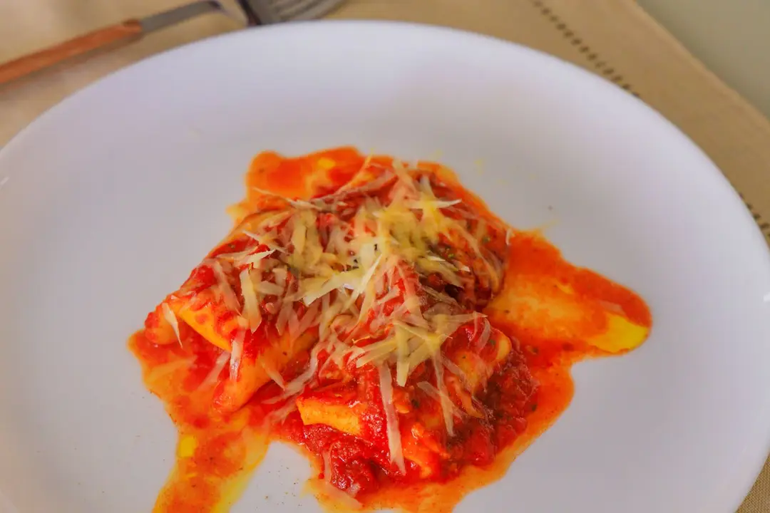 Involtino di Pizza — Massa tradicional, presunto cozido, muçarela, requeijão, azeitonas, azeite e orégano.