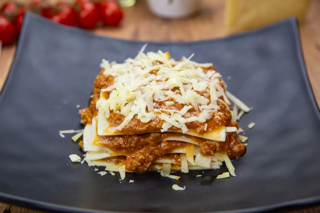 Lasagne alla Bolognese — Camadas de massa fresca, ragù à bolonhesa e queijo.