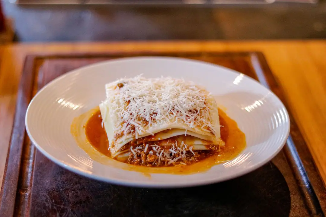 Lasanha à bolonhesa gratinada servida no prato