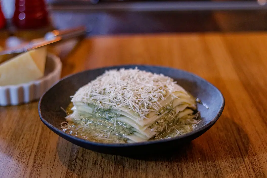 Lasagne ai Quattro Formaggi — Massa de espinafre com muçarela, gorgonzola, parmesão e meia cura.