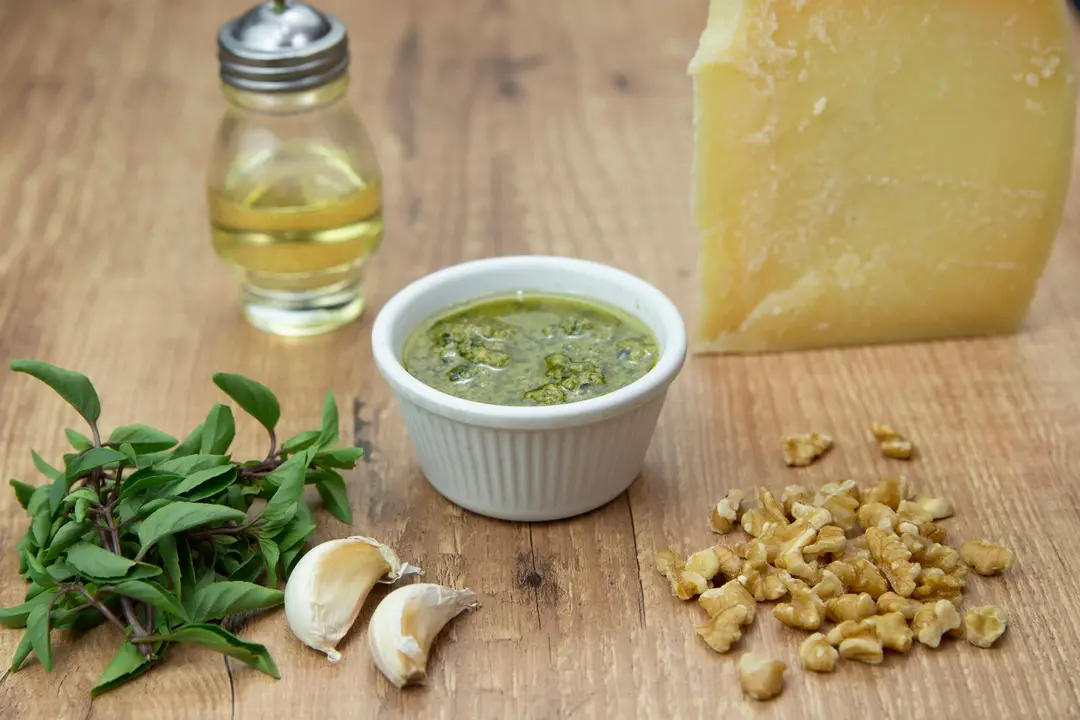 Pesto — Manjericão, azeite, alho, nozes e queijo.