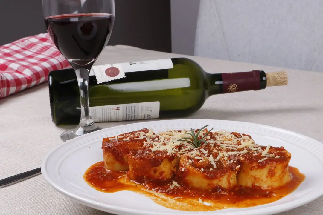 Rondelli di Mozzarella — Rolinhos de massa fresca recheados com muçarela.