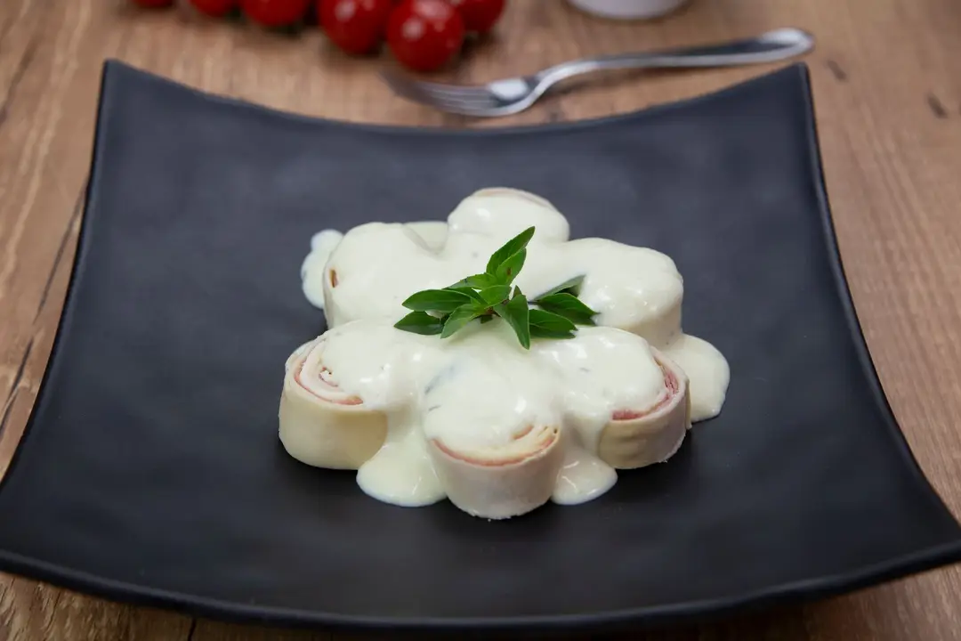 Rondelli di Prosciutto e Mozzarella — Rolinhos de massa fresca com presunto e muçarela.