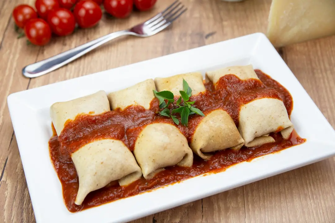 Sfogliatti Giallo — Massa com cenoura, muçarela de búfala e manjericão.