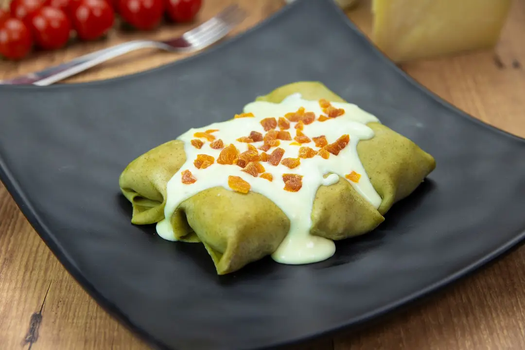 Sfogliatti Verde — Massa com espinafre, provolone, cheddar, muçarela e damasco.